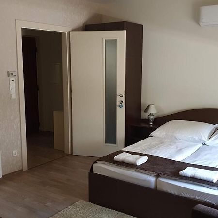 Keller Arany Apartmanok ไฮจ์ดุสโซบอสโล ภายนอก รูปภาพ