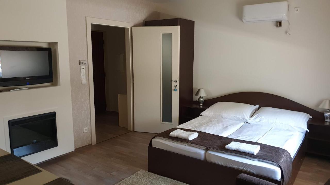 Keller Arany Apartmanok ไฮจ์ดุสโซบอสโล ภายนอก รูปภาพ